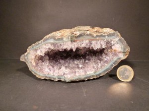 Geode di ametista,Uruguay.Dim. 16x14x7(h)cm. kg 1,85