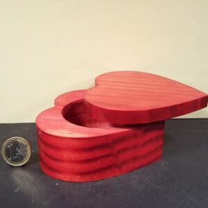 Scatolina in legno a forma di cuoreDim. 9,5x9,5x4,7(h) cm gr 110 PREZZO 8